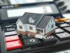 loi de finances 2023 immobilier – calculatrice et maison symbolisant l’achat immobilier
