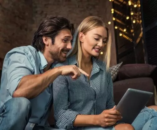 Un couple sur une tablette Un couple sur une tablette