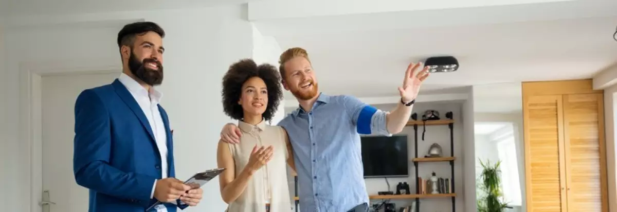 Un couple en visite d'un logement Un couple en visite d'un logement