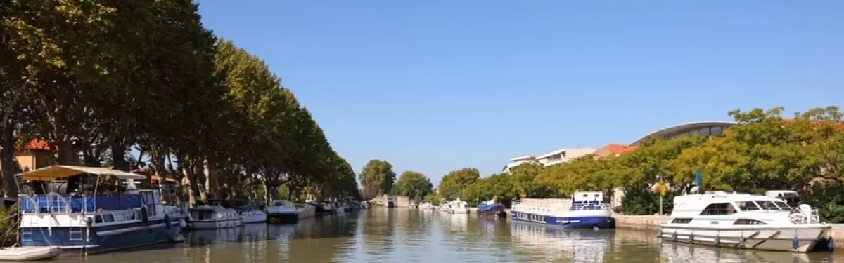 Un bateaux à Béziers Un bateaux à Béziers