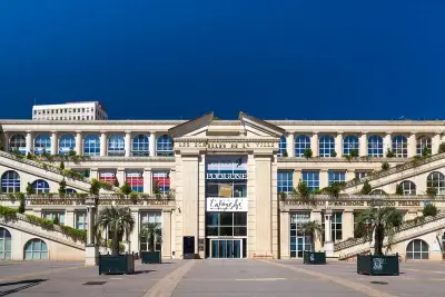 Actualité à Montpellier - ZAC Ricardo Bofill à Montpellier : l'ancienne mairie, dernier verrou entre la Comédie et Antigone