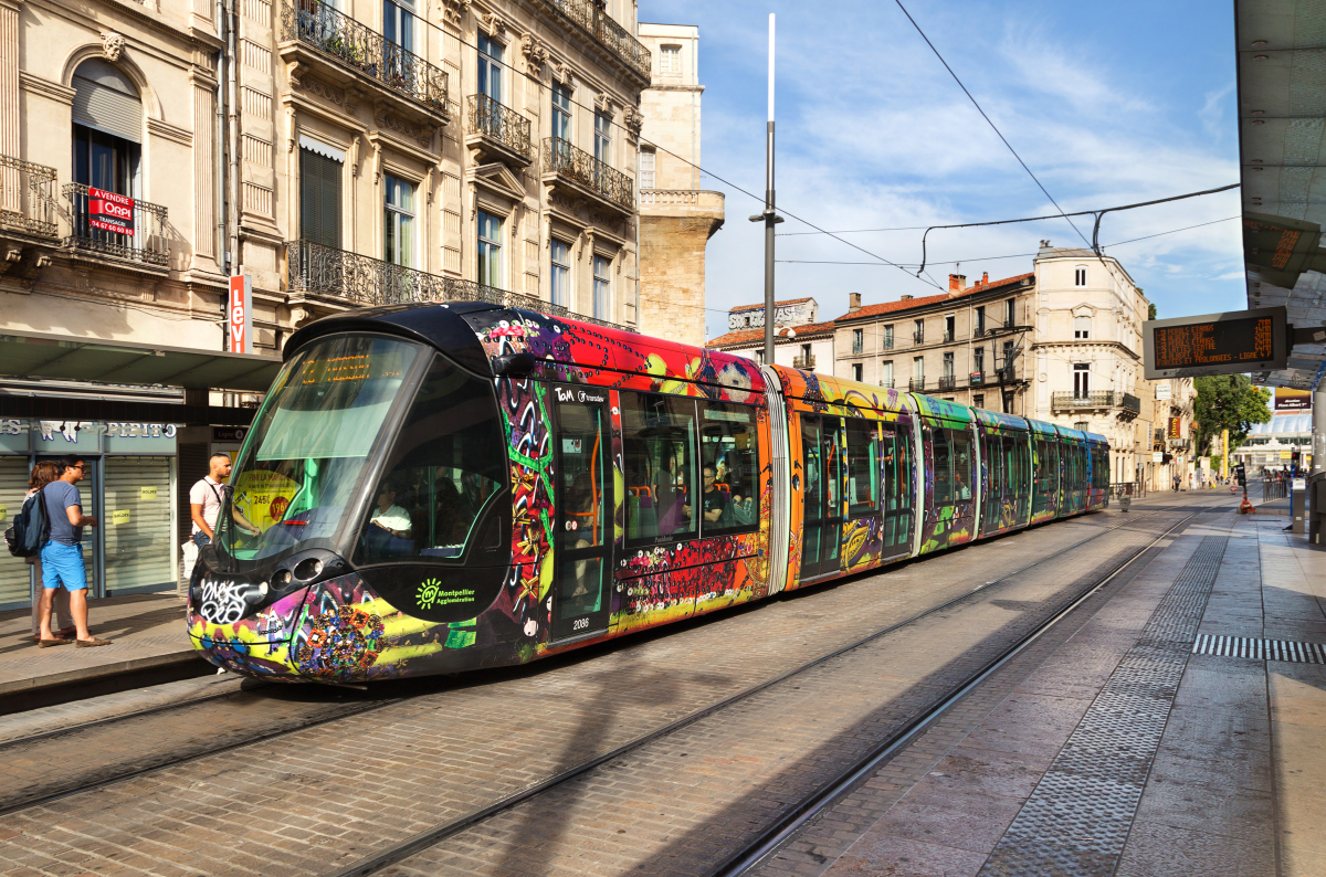 Tramway Montpellier – vue une rame du tramway dans le centre-ville de Montpellier