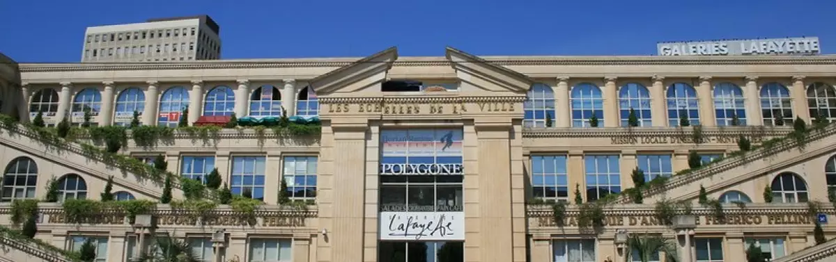 Le centre commercial Polygone, accès via le quartier Antigone Le centre commercial Polygone, accès via le quartier Antigone