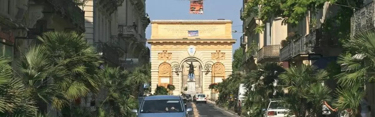 L' Arc de triomphe vu depuis la rue Foch L' Arc de triomphe vu depuis la rue Foch