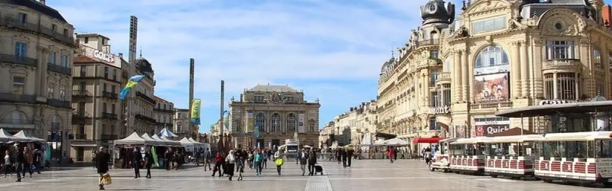 La place de la Comédie vue depuis l'esplanade Charles de Gaulle La place de la Comédie vue depuis l'esplanade Charles de Gaulle