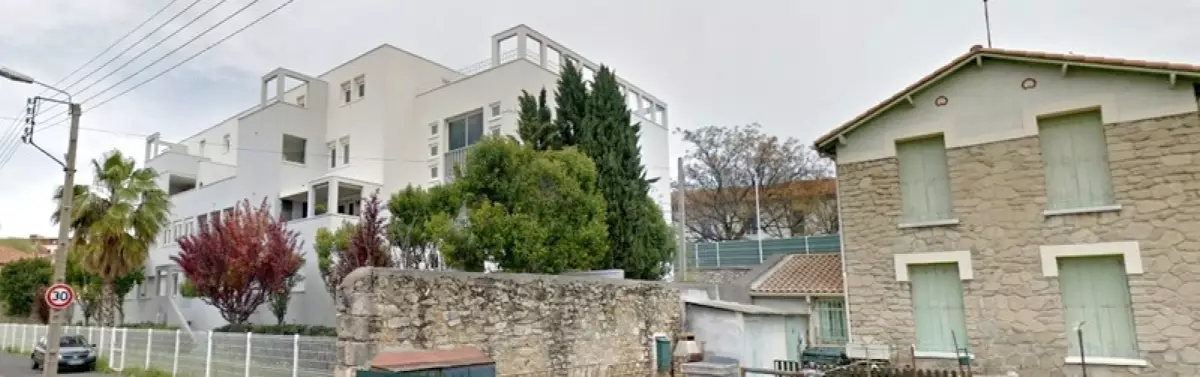 Logements récents et maison de pierres dans la rue Saint-Cléophas Logements récents et maison de pierres dans la rue Saint-Cléophas