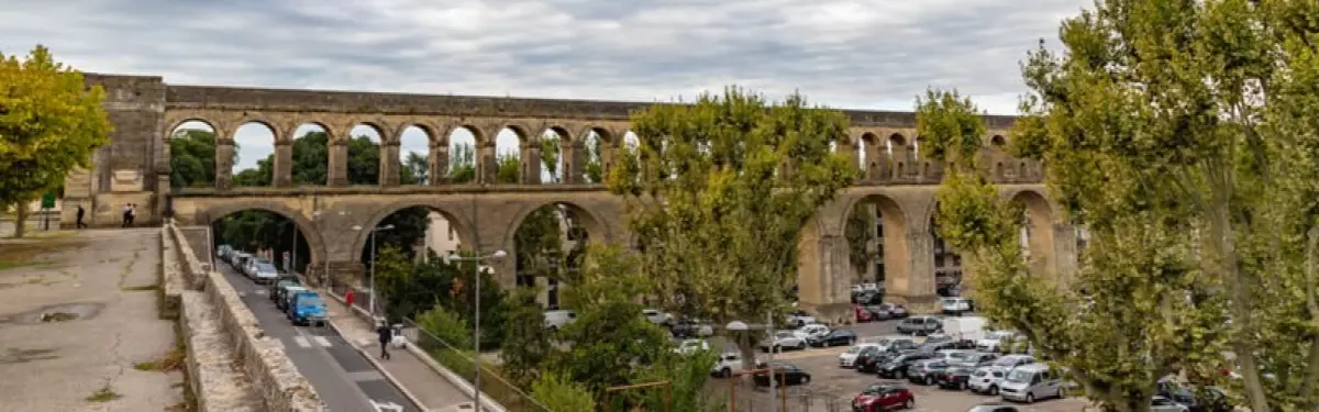 Le parking situé au pied des Arceaux accueille un marché les mardis et samedis Le parking situé au pied des Arceaux accueille un marché les mardis et samedis