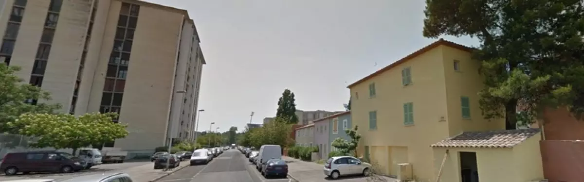 Dans la rue de Liège, les immeubles collectifs font face à de petites maisons colorées Dans la rue de Liège, les immeubles collectifs font face à de petites maisons colorées
