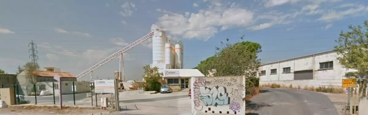 La rue Saint-Exupéry dans la ZI de la Lauze La rue Saint-Exupéry dans la ZI de la Lauze