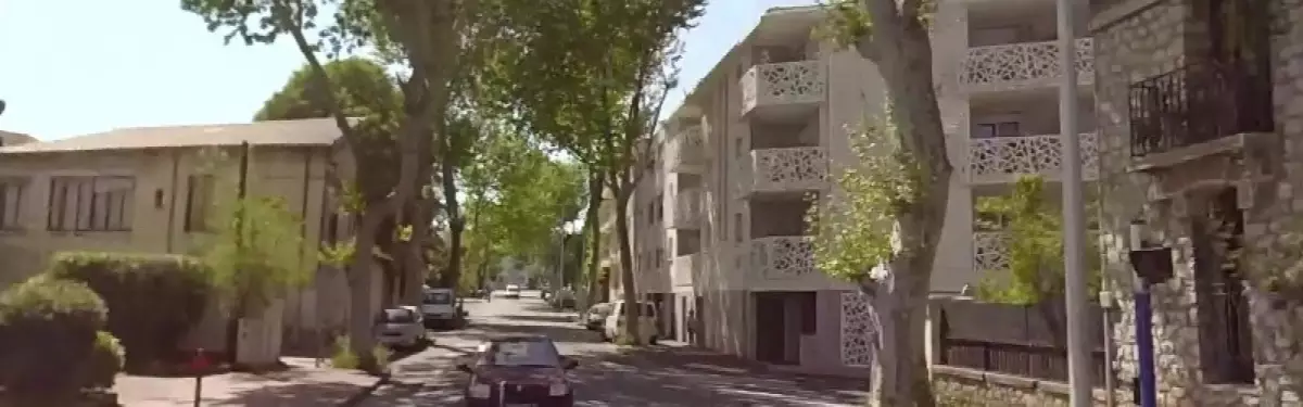 Sur le boulevard Rabelais on retrouve aussi bien de l'ancien que du neuf Sur le boulevard Rabelais on retrouve aussi bien de l'ancien que du neuf