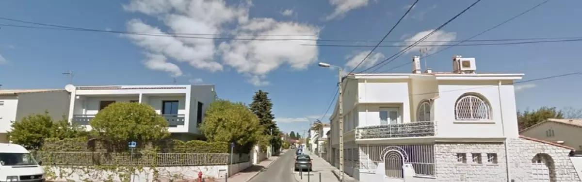 Une maison moderne et une autre plus ancienne, dans la rue des Clématites Une maison moderne et une autre plus ancienne, dans la rue des Clématites