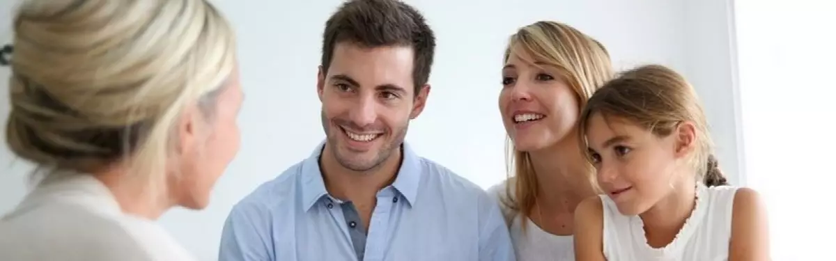 Ce couple de Montpelliérains est en rendez-vous avec un courtier immobilier Ce couple de Montpelliérains est en rendez-vous avec un courtier immobilier
