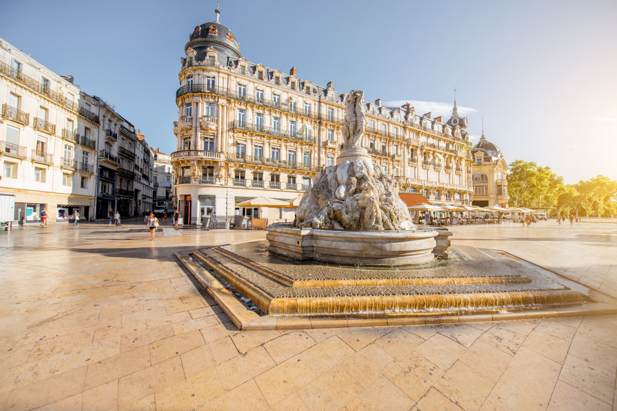 La fontaine des Trois Grâces, sur la place de la Comédie La fontaine des Trois Grâces, sur la place de la Comédie