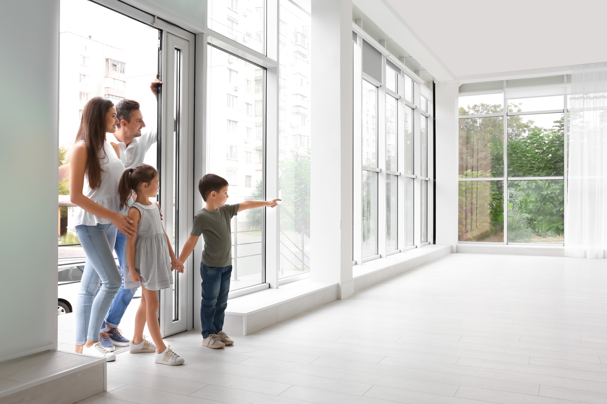 Une famille entre dans une maison vide