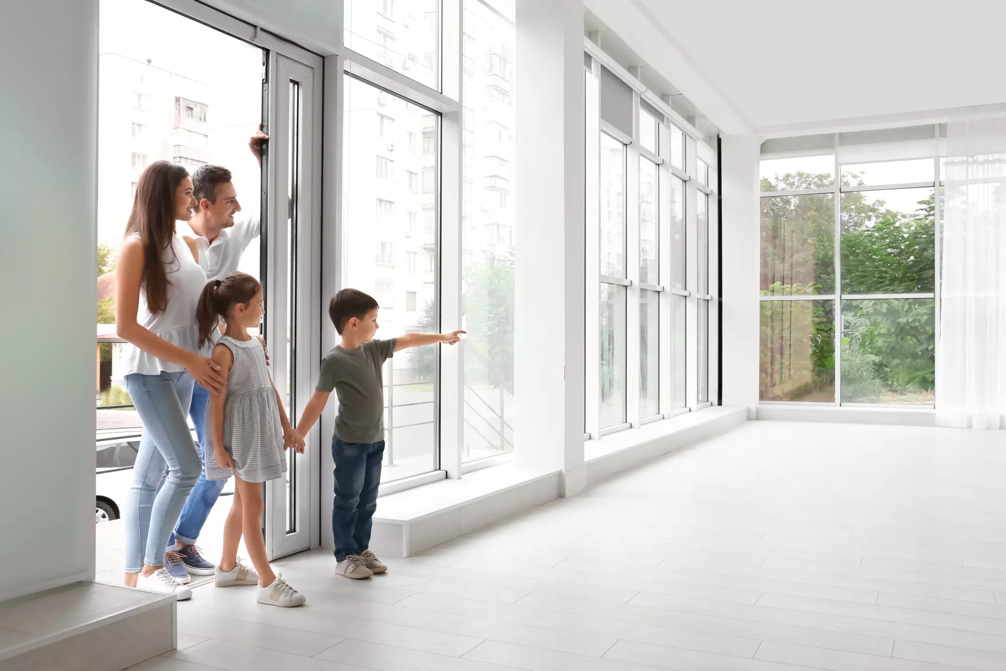 Une famille entre dans une maison vide