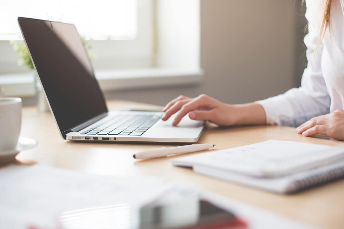 Une femme consulte son PC Toutes les modifications de la loi Pinel pour 2020