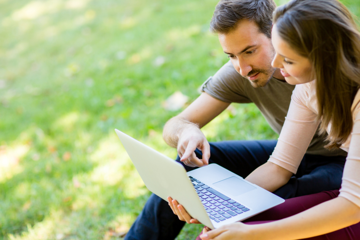 Couple qui se renseigne sur internet dans un parc. Toutes les modifications de la loi Pinel pour 2020
