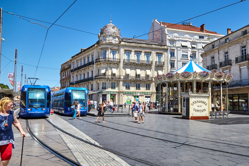 Place de la Comédie à Montpellier avec le tramway et le carrousel