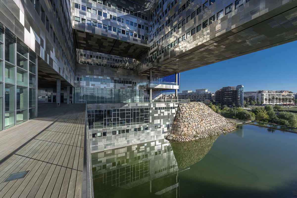 Montpellier architecture - Terrasse de l’hôtel de ville de Montpellier, réalisation de l’architecte Jean Nouvel