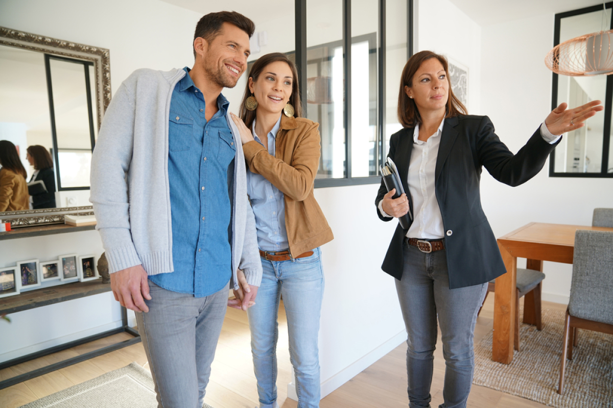 Immobilier neuf Montpellier - Un couple visite un appartement