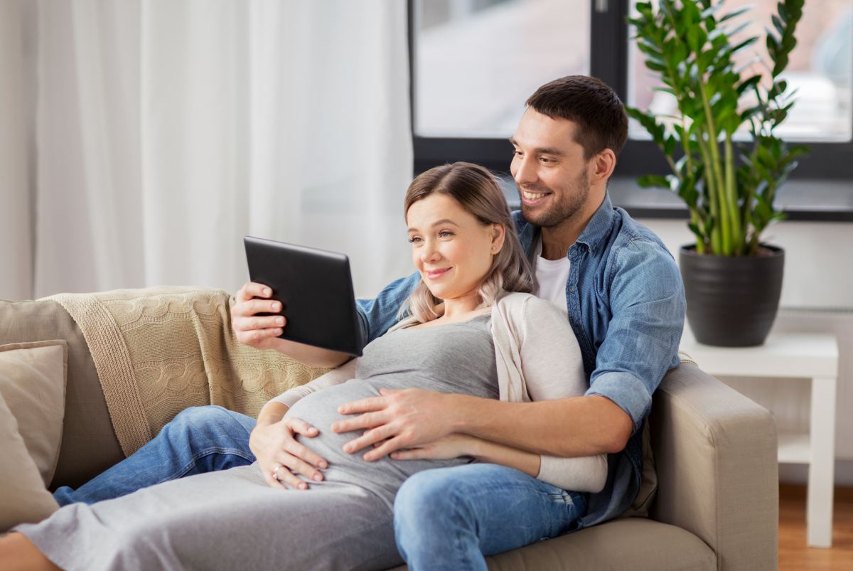 Immo9 propose un parcours 100% digitalisé un couple consulte l'offre immobilière depuis leur canapé grâce au parcours 100% digitalisé