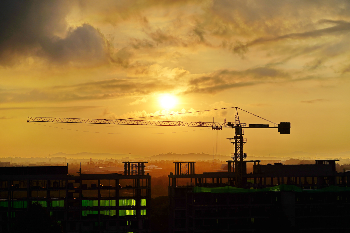 Projet urbain Montpellier – vue sur un chantier immobilier au coucher du soleil