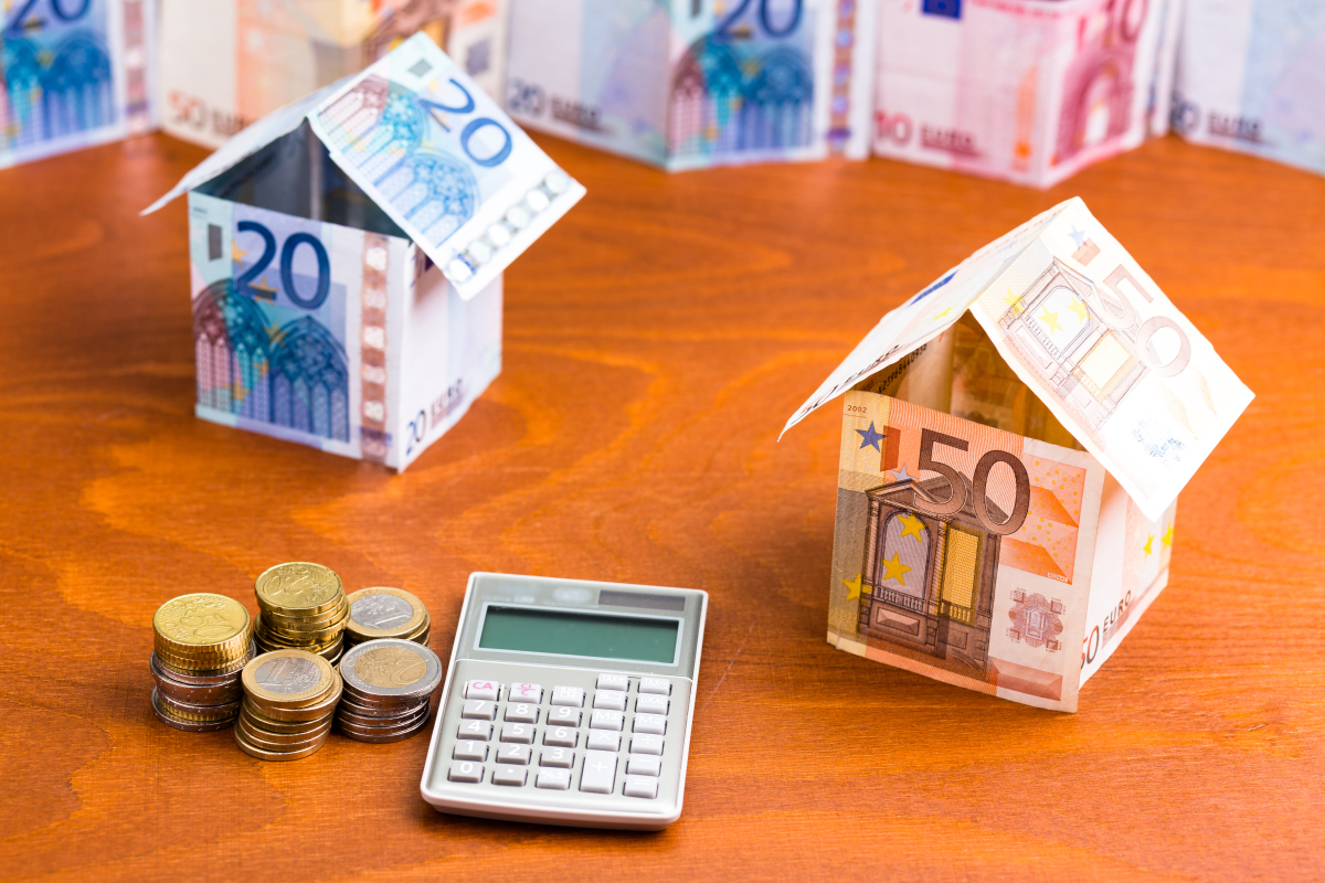 Financer projet immobilier Montpellier – Maison fait avec des billets de banque à côté d’une calculatrice et de pièces de monnaie