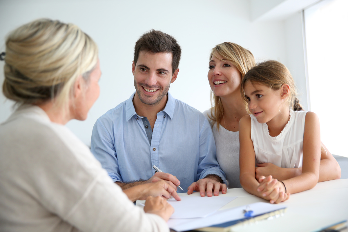 L’agence MontpellierIMMO9 vous propose des services sur-mesure Courtier immobilier Montpellier – Une famille heureuse d’avoir signé avec l’agence MontpellierIMMO9