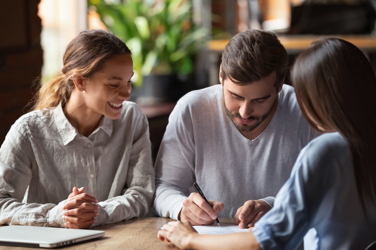 Que propose IMMO9 Gestion ? Gestion locative Montpellier – Un couple d’investisseurs signant un mandat de gestion locative