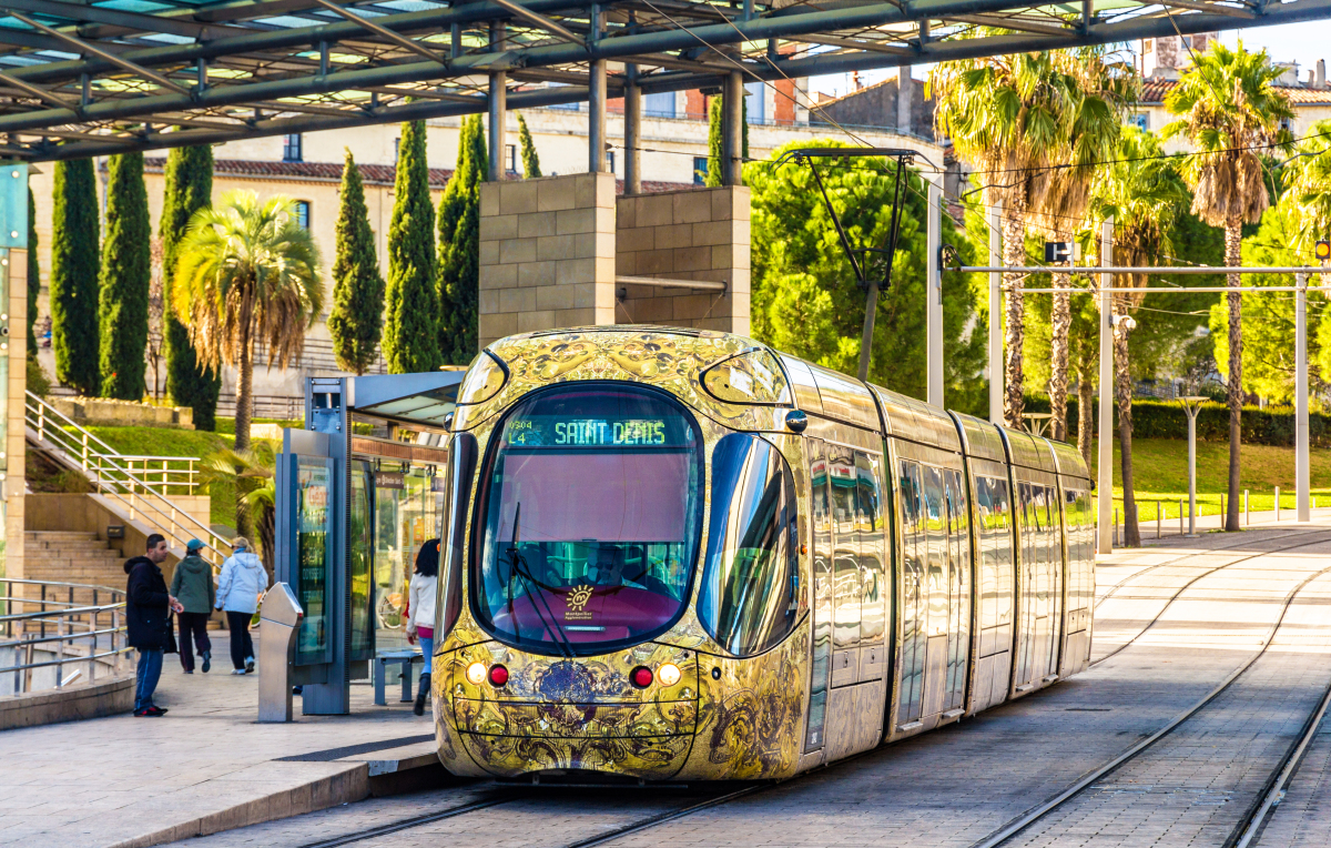 600 bornes de recharge électrique à Montpellier – un tramway jaune à Montpellier