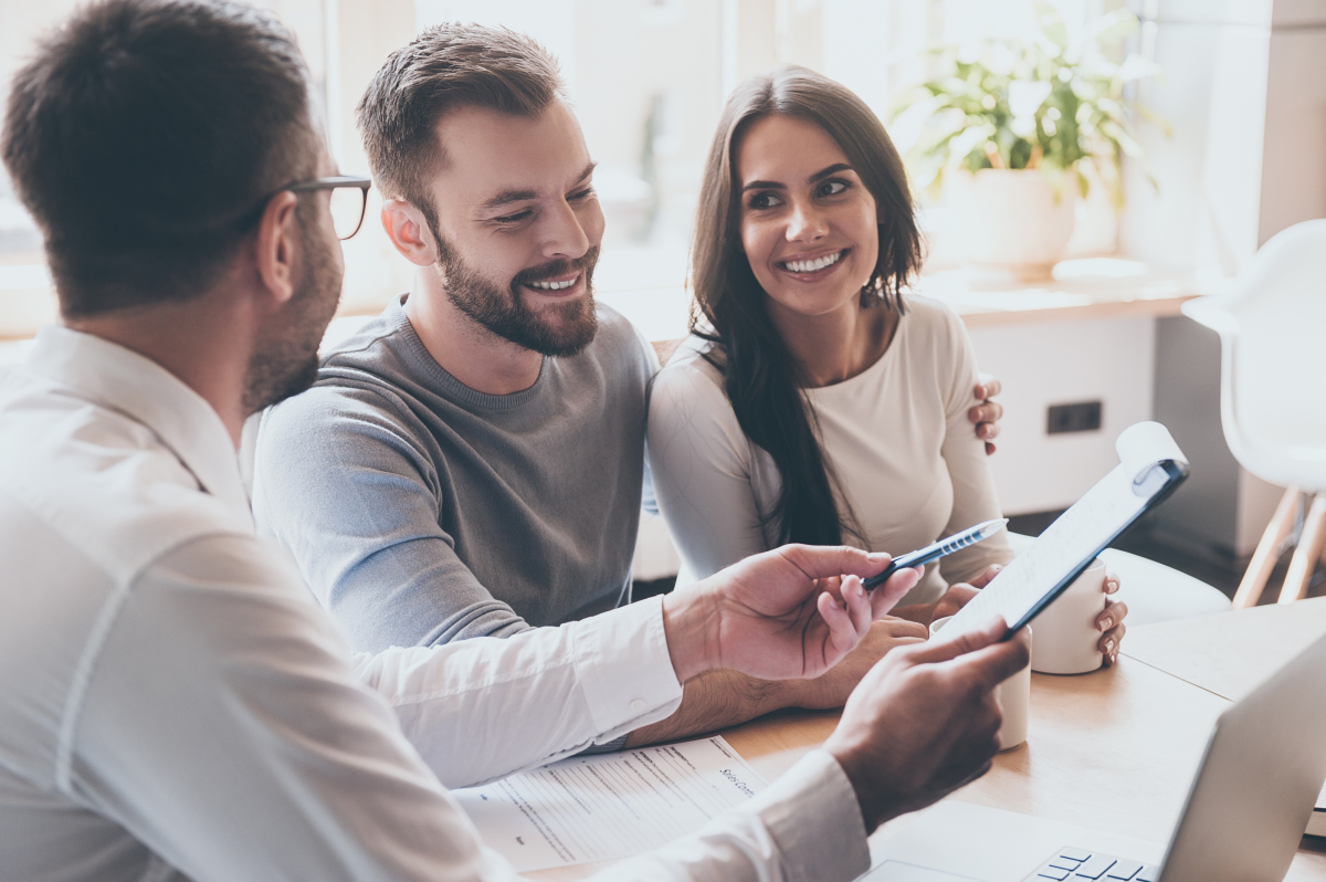 crédit immobilier sur 30 ans – un jeune couple s’apprête à signer son prêt immobilier