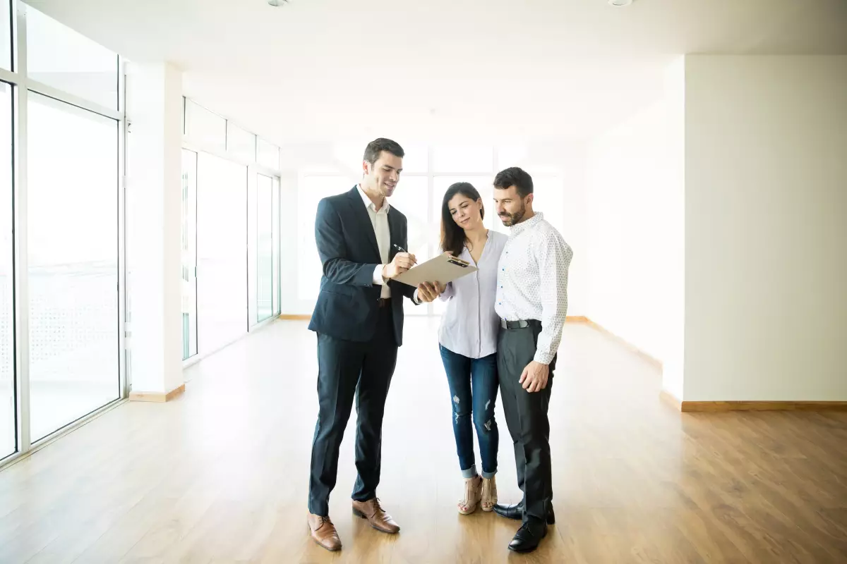 Une levée de réserves avec un agent immobilier