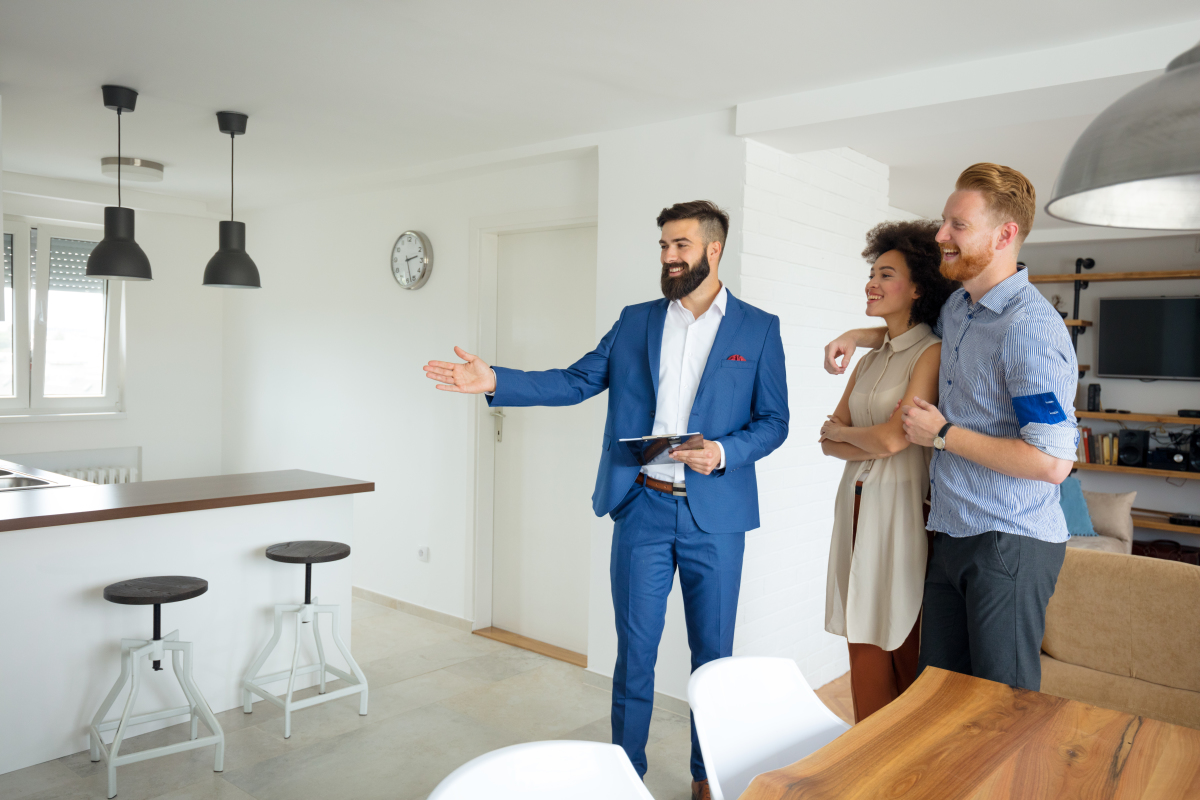 IMMO9 Gestion s'occupe des visites des appartements à louer louer appartement montpellier - Rendez-vous entre un couple et une agence de gestion locative pour la visite d’un appartement neuf
