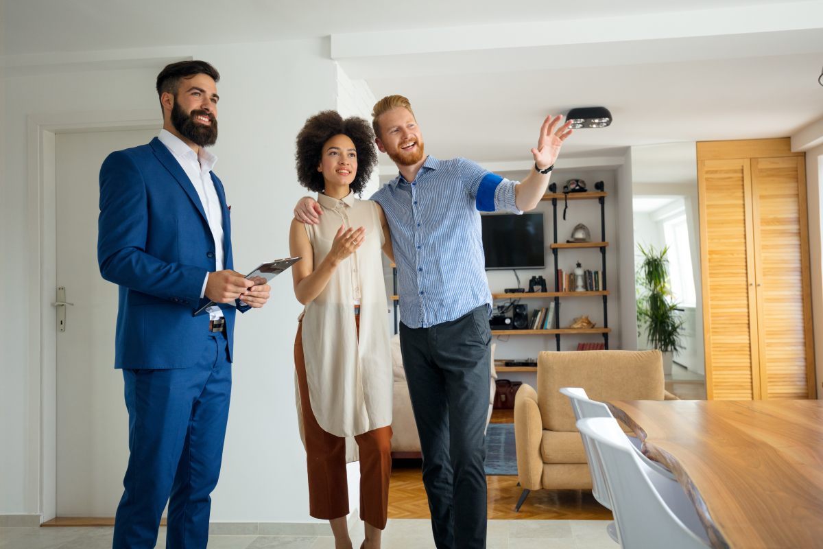 L'agence de gestion locative à Montpellier IMMO9 Gestion prend en charge les visites des appartements agence gestion locative montpellier - Visite d’appartement d’un couple mixte enjoué