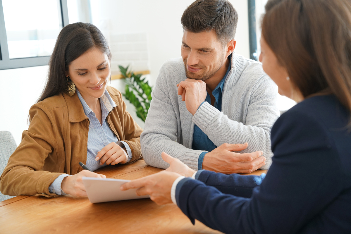 IMMO9 Gestion à Montpellier prend en charge la mise en location de votre appartement neuf agence gestion locative montpellier - Rendez-vous entre trois personnes
