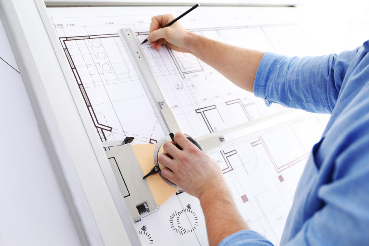 Tous les promoteurs immobiliers à Montpellier et en Hérault Promoteur immobilier à Montpellier – Architecte travaillant sur des plans