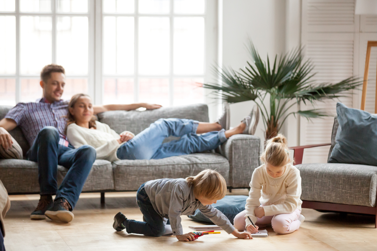 Plafond Pinel à Montpellier – Famille vivant dans leur logement neuf à Montpellier