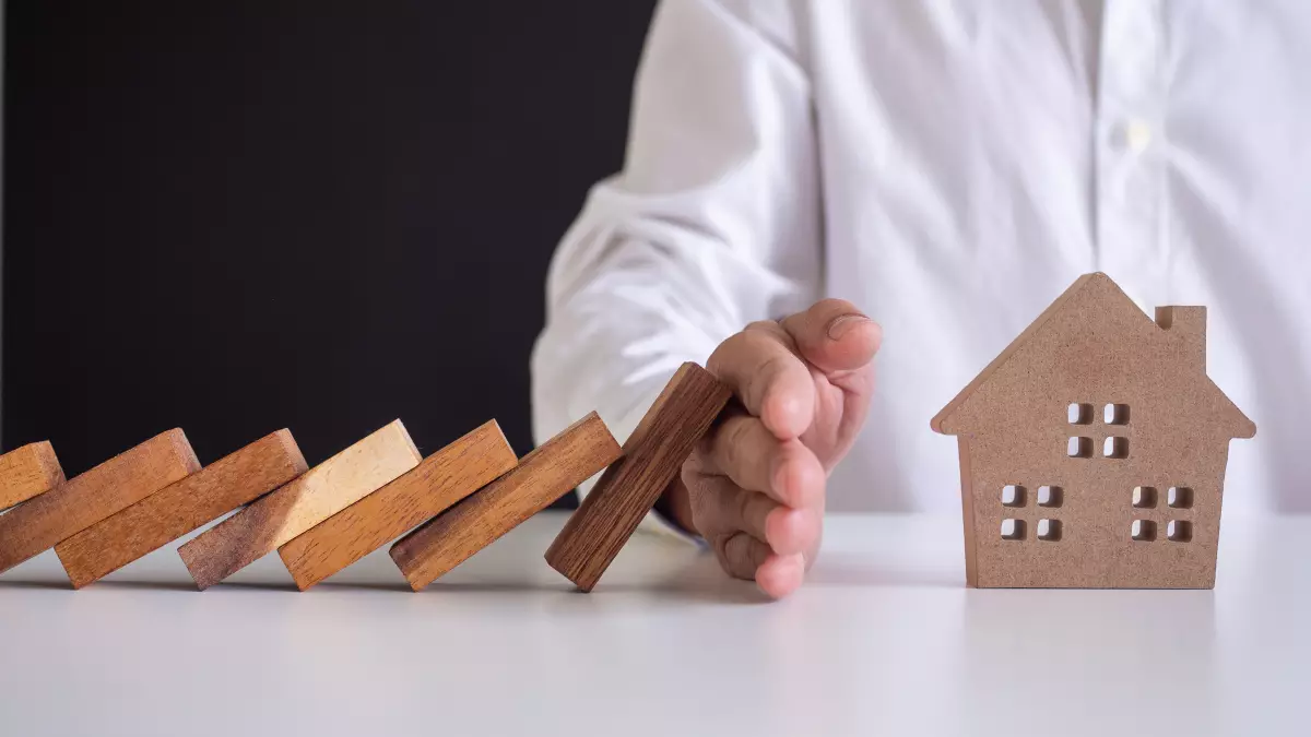 L'immobilier neuf possède des garanties constructeur protégeant les acheteurs conseil achat immobilier neuf – Une main protégeant une maison en bois