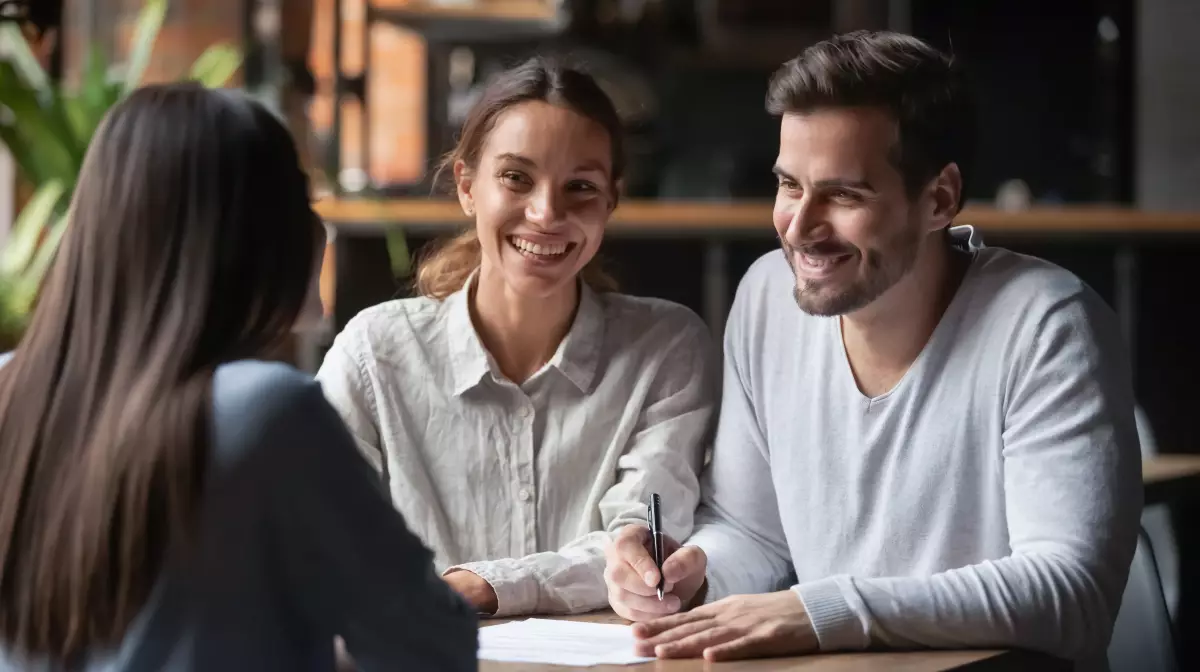 un courtier immobilier vous conseille pour l'achat de votre bien neuf conseil achat immobilier neuf - un couple souriant pour l'achat de son logement neuf