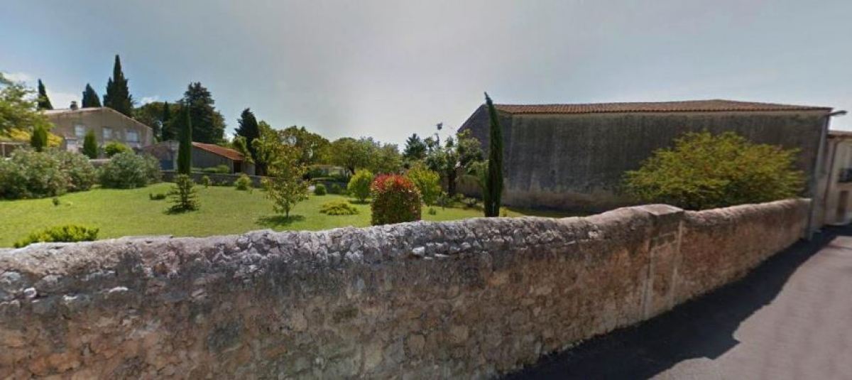 Une maison ancienne avec un magnifique jardin à Castries