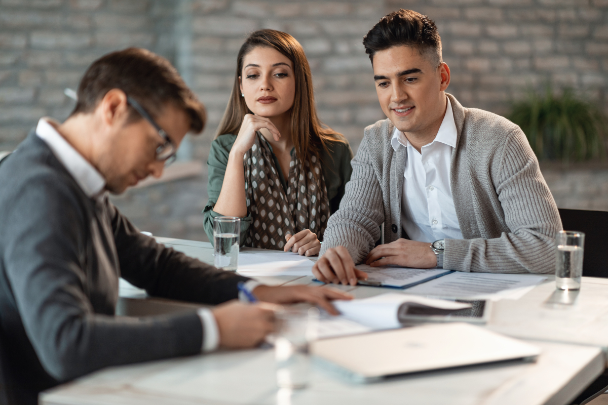 baisse des taux BCE avril 2025 – Un rendez-vous à la banque pour un prêt immobilier
