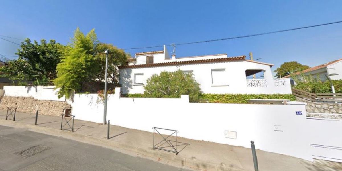 Maison individuelle en R+1 avec balcon et jardinet, rue Fontcouverte, à
	Estanove