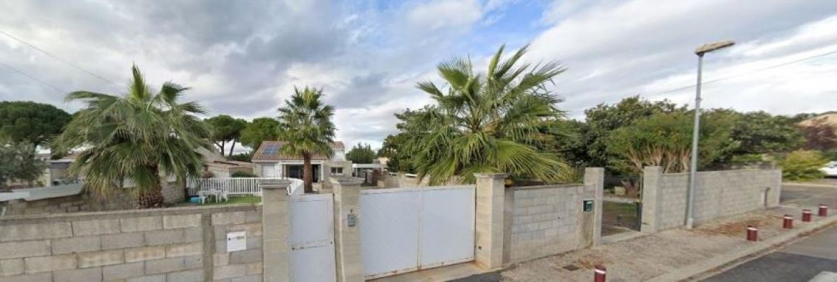 Une petite maison de plain-pied avec un grand jardin dans le centre historique de Fabrègues