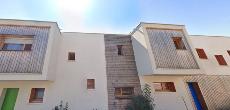 Un logement en R+1 avec une façade munie d’éléments en bois à Fabrègues