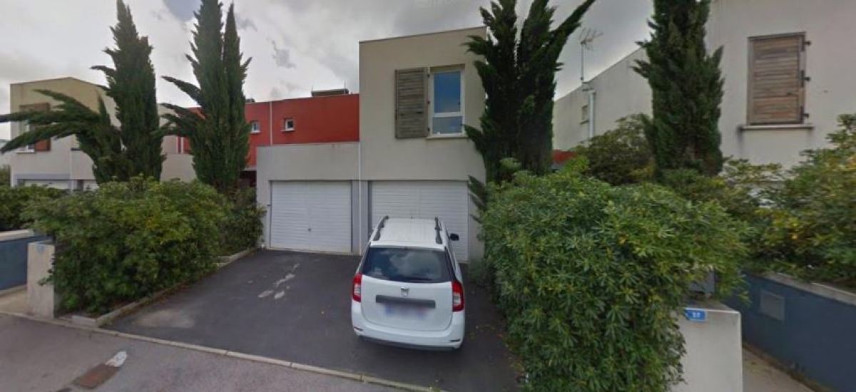 Un magnifique logement en R+1 sur la rue Barbara, dans le quartier des Hôpitaux-Facultés. Un magnifique logement en R+1 sur la rue Barbara, dans le quartier des
Hôpitaux-Facultés