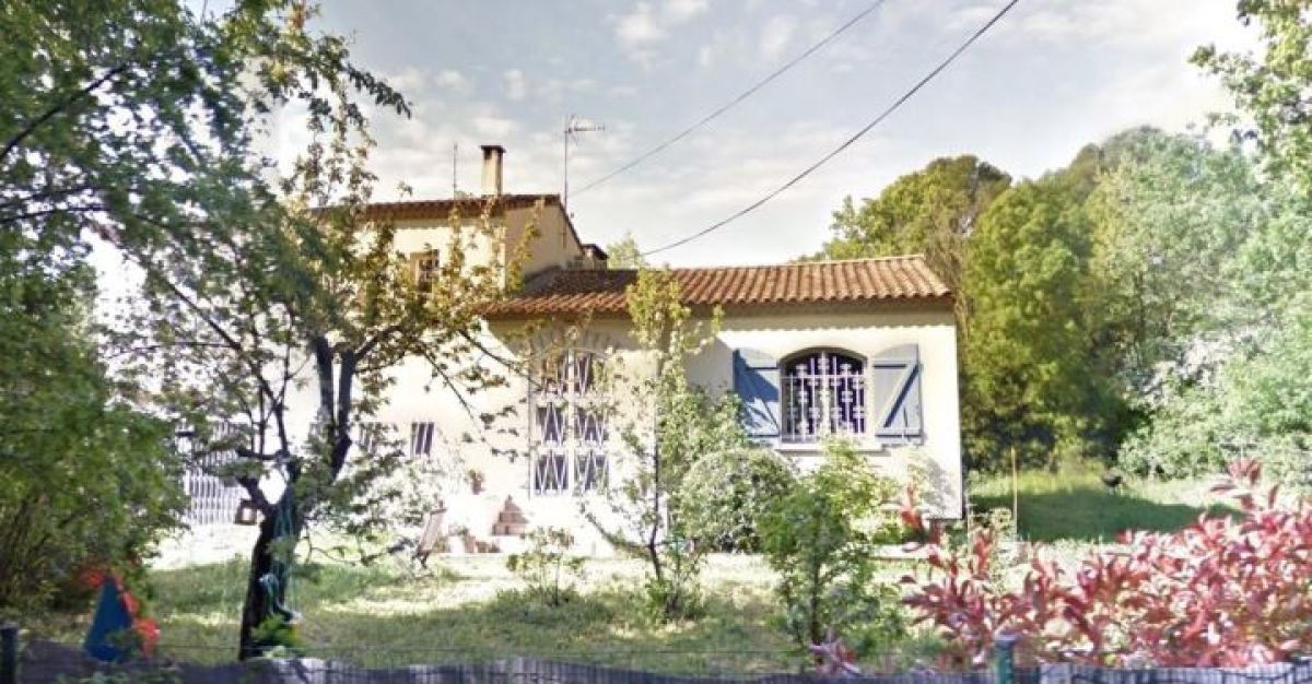 Maison ancienne avec un grand jardin d’arbustes, rue de Château Bon, La
	Martelle