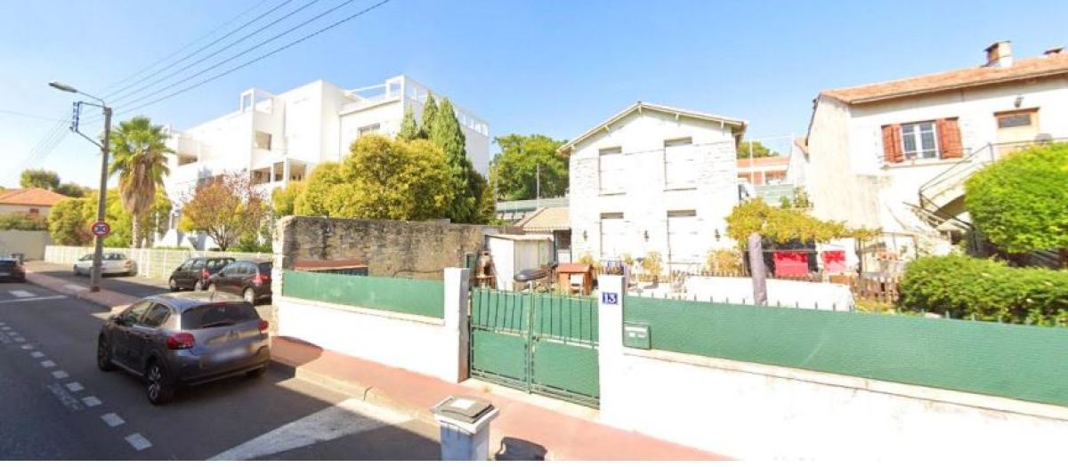 Un immeuble moderne à côté d’une maison ancienne à Lemasson, rue
	Saint-Cléophas