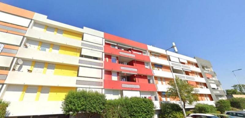 Immeuble à la façade colorée, rue Montjuich Lemasson