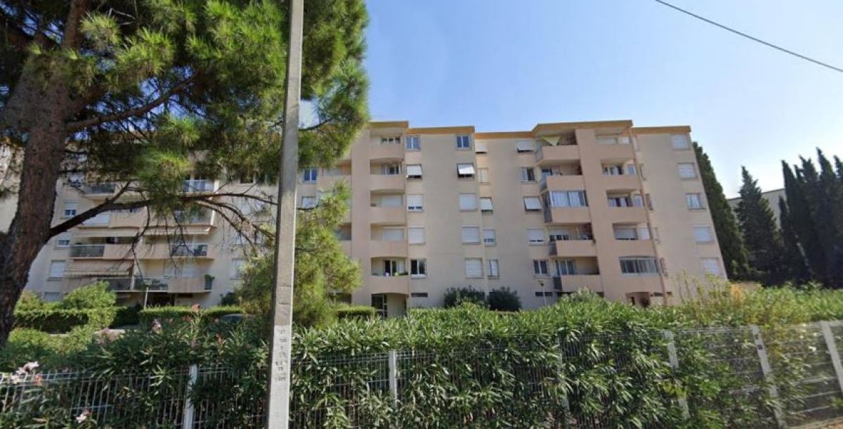 Un immeuble collectif entouré d’un grand jardin, Avenue de Maurin, à Lemasson