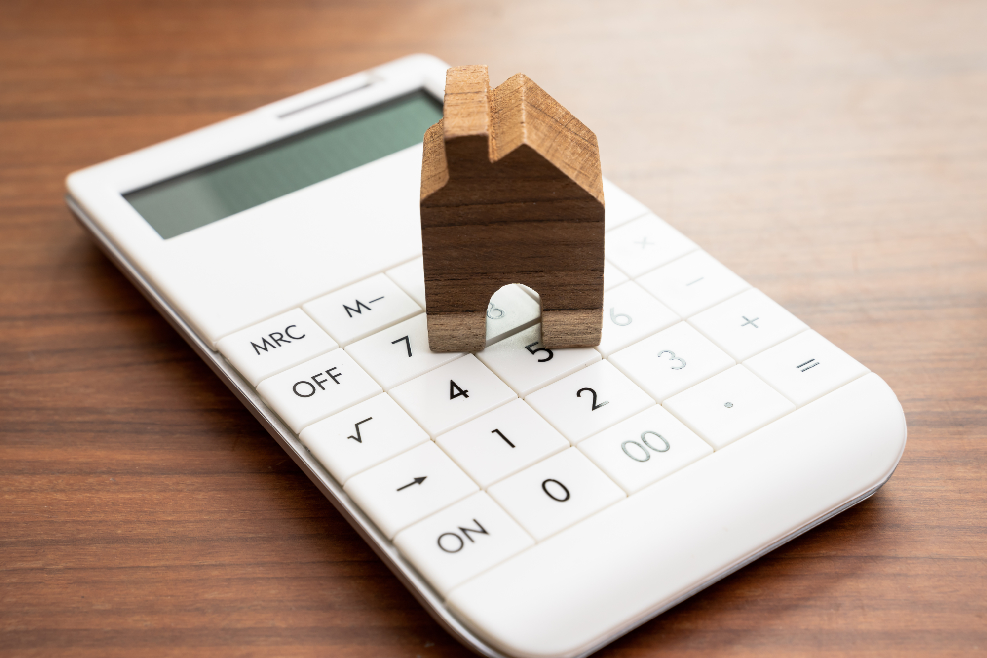 Une maison en bois sur une calculatrice